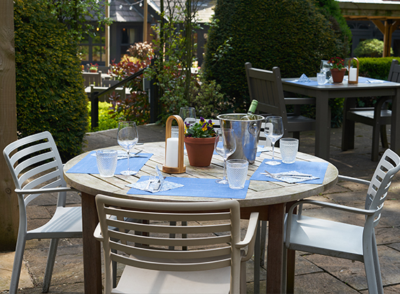 Table settings on an outdoor hotel terrace – placemats & napkins