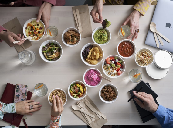 Ein Bild von einem Business-Lunch oder einem Konferenzbuffet.jpg