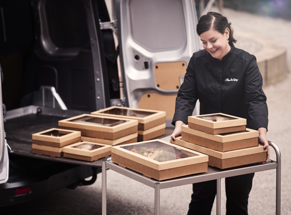 Ein Catering Team das Essen in nachhaltigen Duni Produkt anliefert.jpg